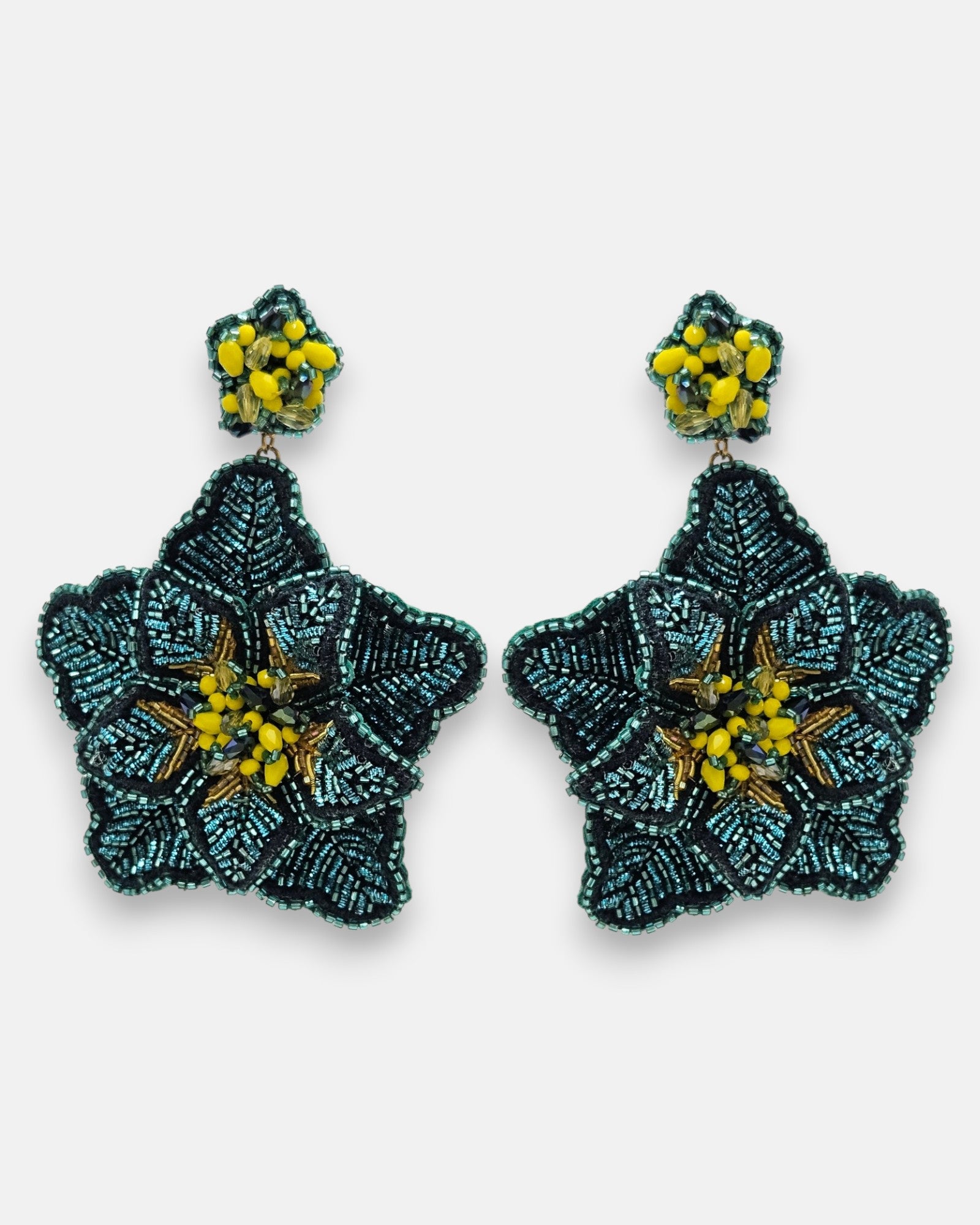 pendientes Fleur Vert et Jaune de Olivia Dar bordados a mano en microcuentas de cristal verde esmeralda y amarillo mostaza.