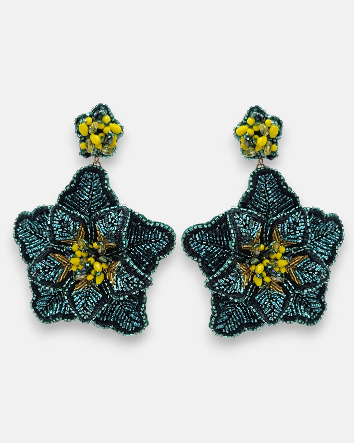 pendientes Fleur Vert et Jaune de Olivia Dar bordados a mano en microcuentas de cristal verde esmeralda y amarillo mostaza.