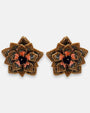pendientes Fleur de Lotus Bronze de Olivia Dar bordados a mano con capas de pétalos en cuentas de cristal bronce, oro y coral.