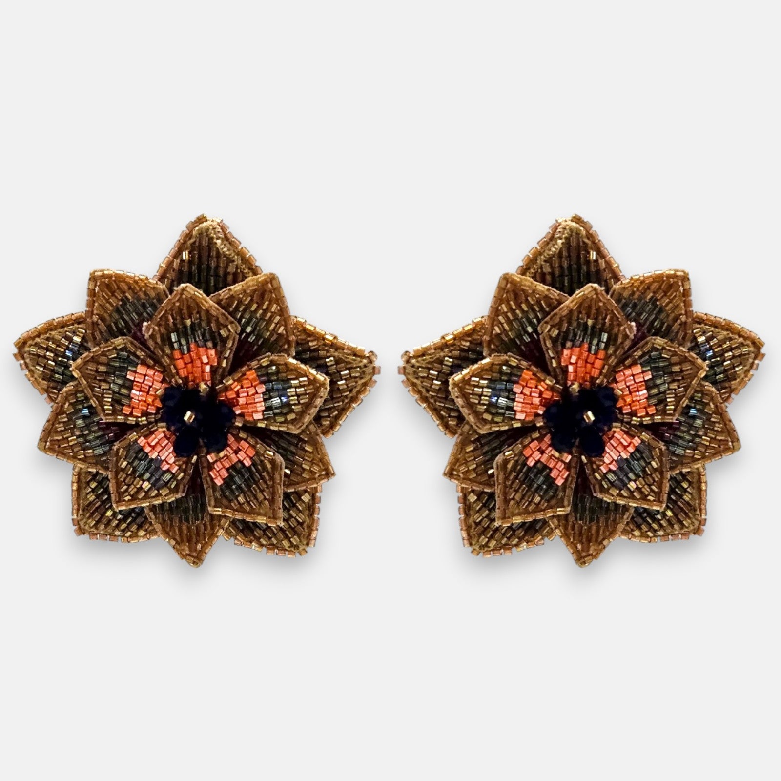 pendientes Fleur de Lotus Bronze de Olivia Dar bordados a mano con capas de pétalos en cuentas de cristal bronce, oro y coral.