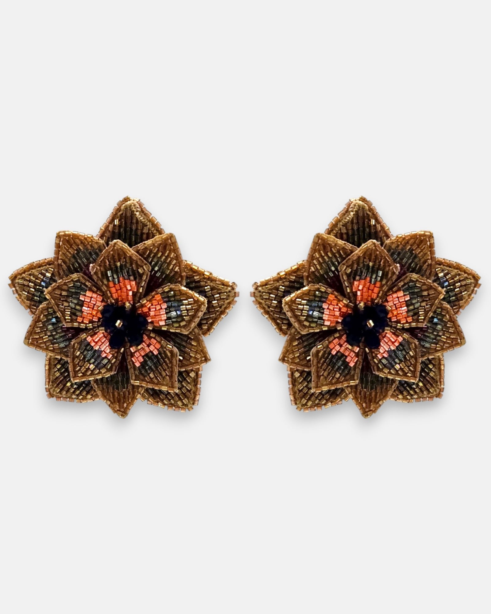 pendientes Fleur de Lotus Bronze de Olivia Dar bordados a mano con capas de pétalos en cuentas de cristal bronce, oro y coral.