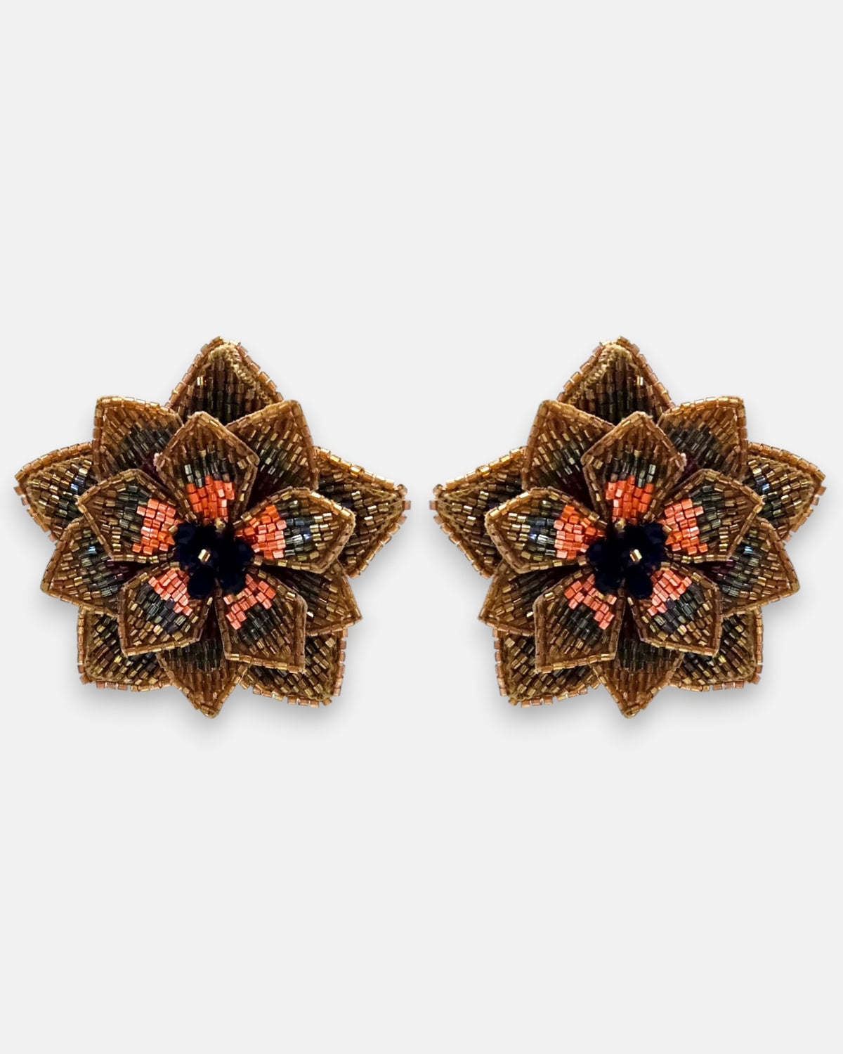 pendientes Fleur de Lotus Bronze de Olivia Dar bordados a mano con capas de pétalos en cuentas de cristal bronce, oro y coral.