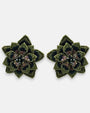 pendientes Fleur de Lotus Vert de Olivia Dar bordados a mano con capas de pétalos en cuentas de cristal verde oliva y verde petróleo.