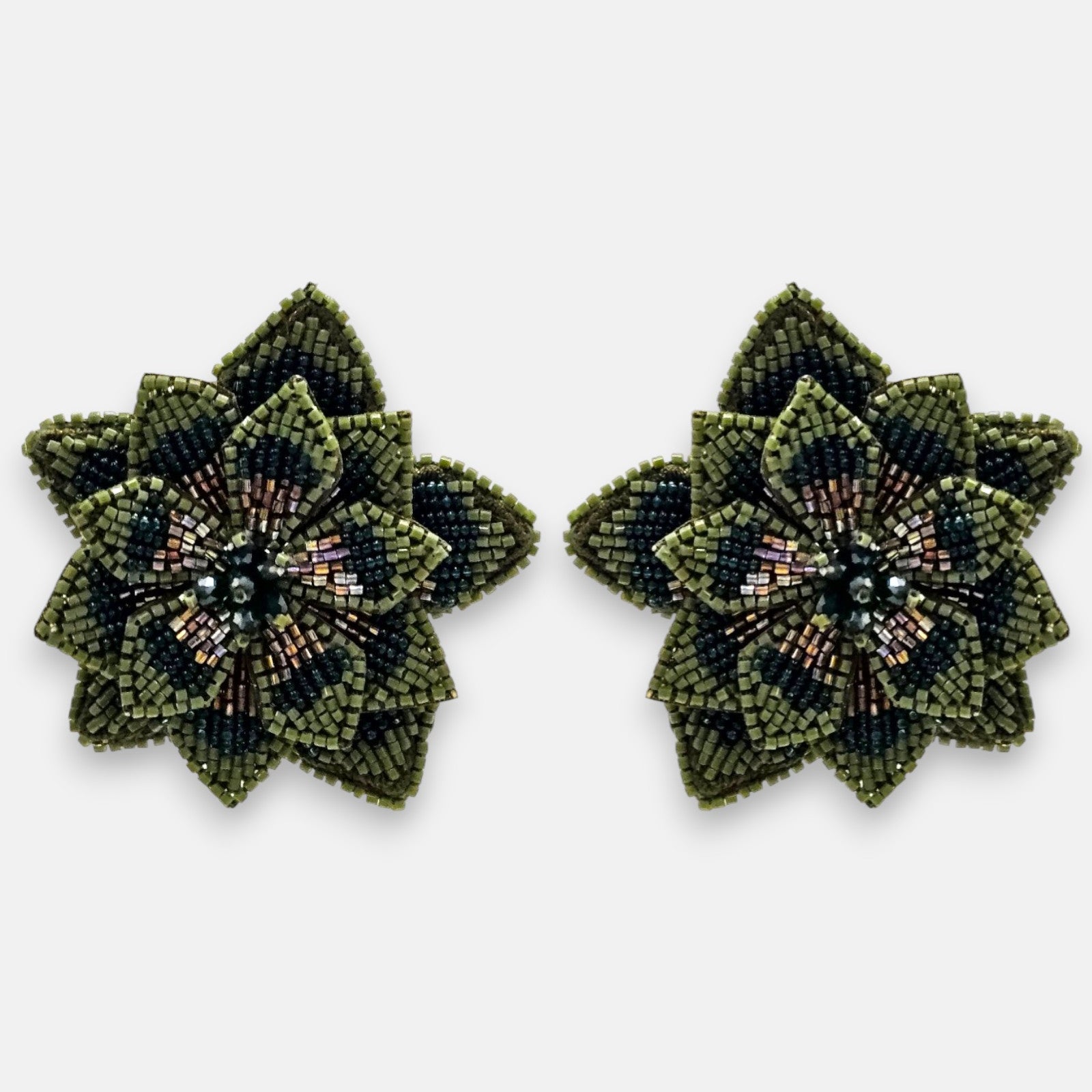 pendientes Fleur de Lotus Vert de Olivia Dar bordados a mano con capas de pétalos en cuentas de cristal verde oliva y verde petróleo.