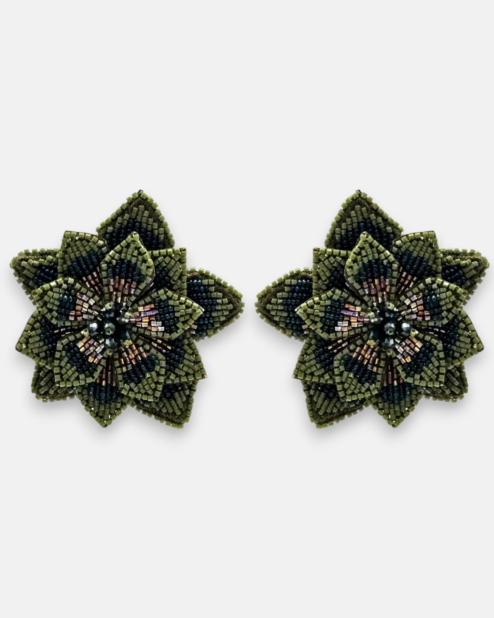 pendientes Fleur de Lotus Vert de Olivia Dar bordados a mano con capas de pétalos en cuentas de cristal verde oliva y verde petróleo.