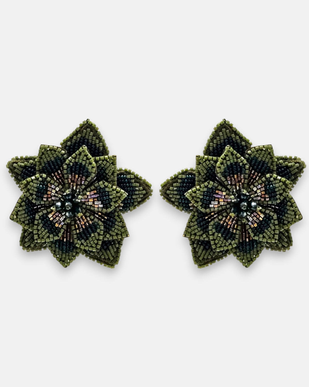 pendientes Fleur de Lotus Vert de Olivia Dar bordados a mano con capas de pétalos en cuentas de cristal verde oliva y verde petróleo.