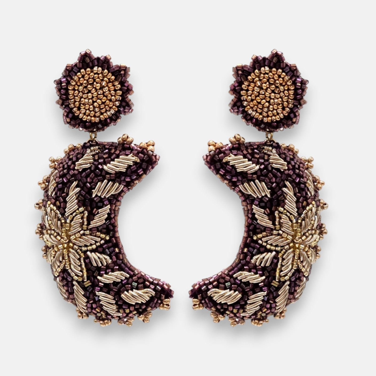 pendientes Lune Violette et Dorée de Olivia Dar bordados a mano con forma de luna creciente en morado y dorado.
