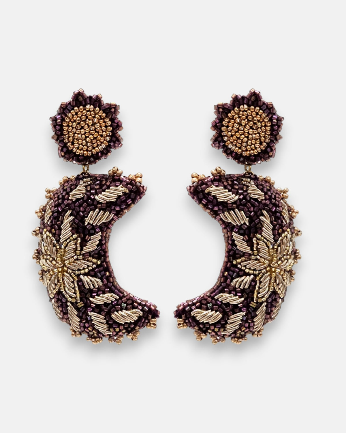 pendientes Lune Violette et Dorée de Olivia Dar bordados a mano con forma de luna creciente en morado y dorado.