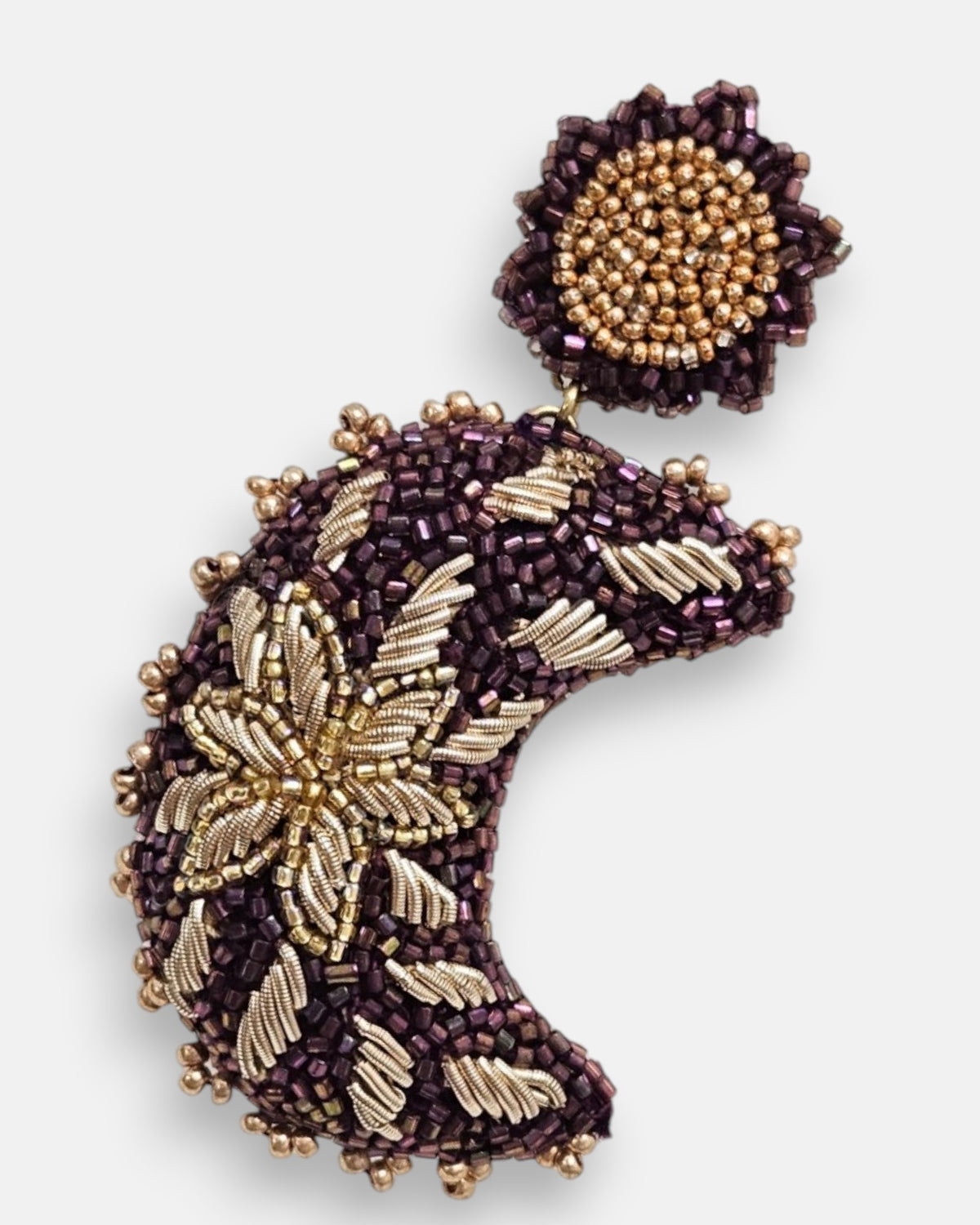 primer plano macro del pendiente Lune Violette et Dorée, permitiendo apreciar el bordado en relieve de canutillos dorados y las microcuentas en tono berenjena.
