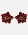 pendientes Fleur de Lotus Rouge de Olivia Dar bordados a mano con capas de pétalos en cuentas de cristal rojo rubí, granate y bronce.