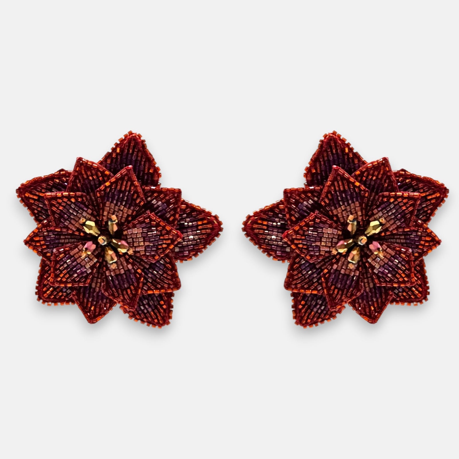 pendientes Fleur de Lotus Rouge de Olivia Dar bordados a mano con capas de pétalos en cuentas de cristal rojo rubí, granate y bronce.