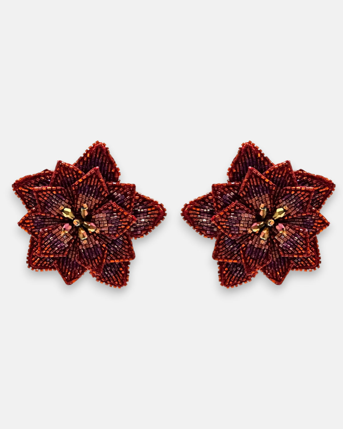 pendientes Fleur de Lotus Rouge de Olivia Dar bordados a mano con capas de pétalos en cuentas de cristal rojo rubí, granate y bronce.