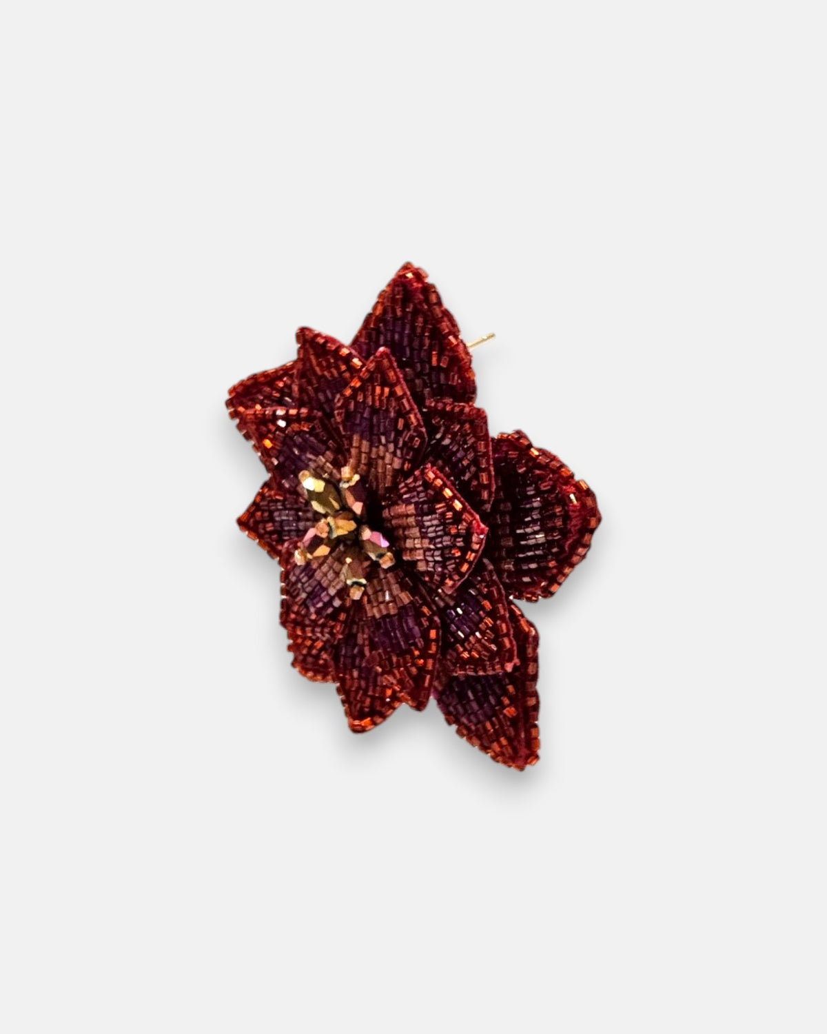 perspectiva lateral del pendiente Fleur de Lotus Rouge, detallando el relieve de las capas de pétalos superpuestas y el perno posterior.