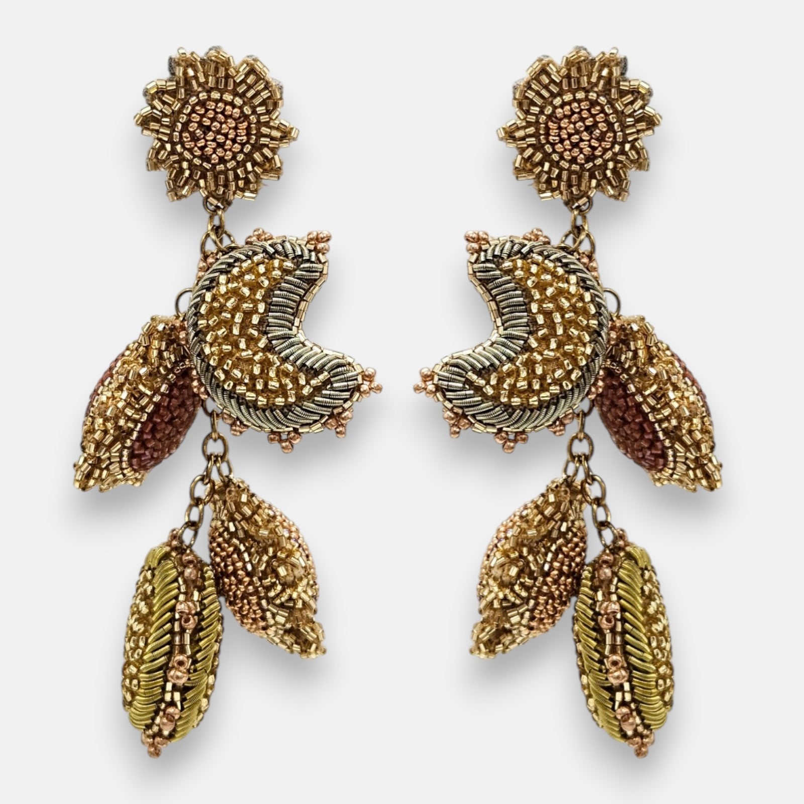 pendientes Soleil et Lune de Olivia Dar bordados a mano con soles y lunas articulados en cuentas doradas y bronce.