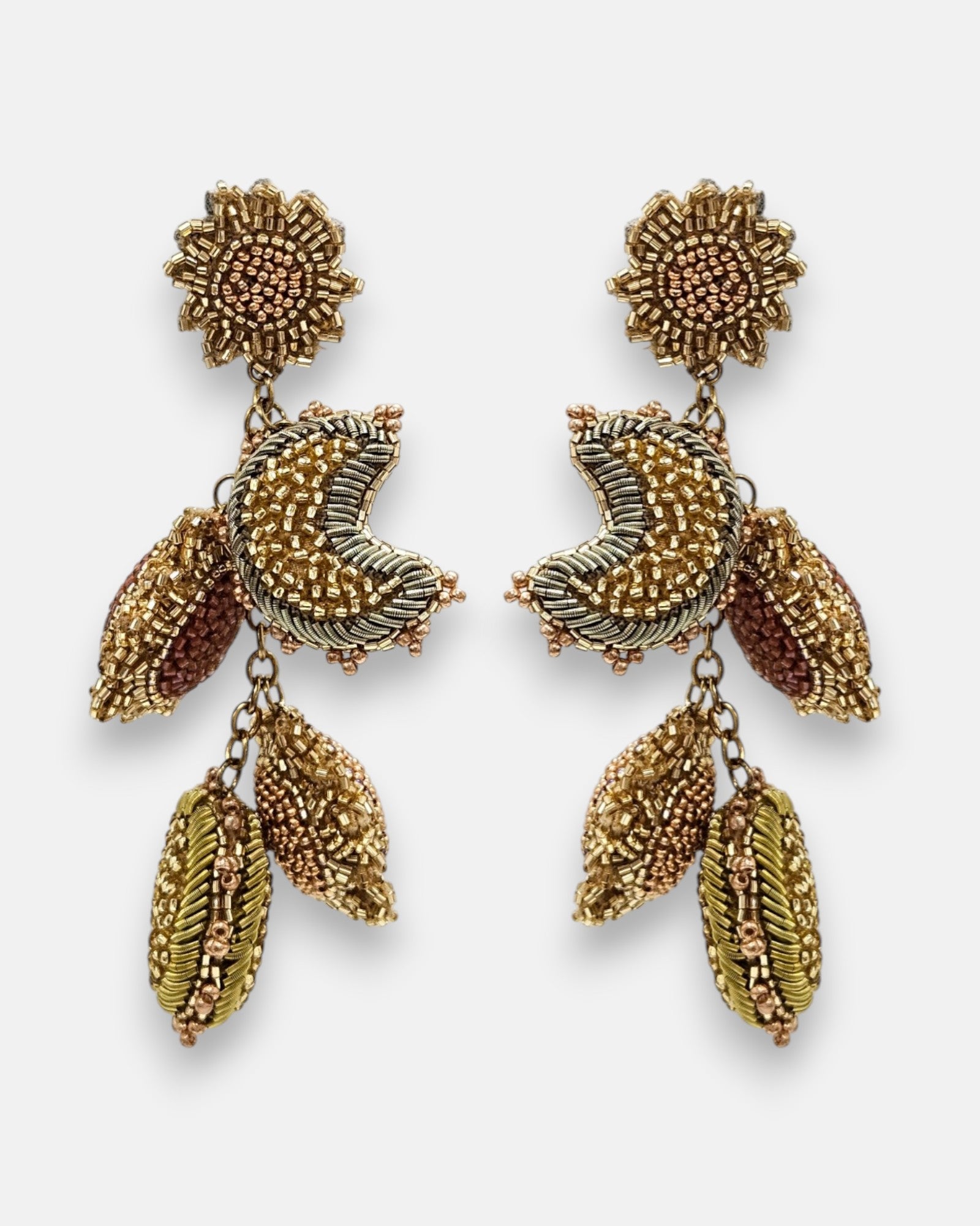 pendientes Soleil et Lune de Olivia Dar bordados a mano con soles y lunas articulados en cuentas doradas y bronce.