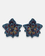 pendientes Fleur de Lotus Multicolore de Olivia Dar bordados a mano con capas de pétalos en cuentas de cristal azul metalizado, púrpura y bronce.
