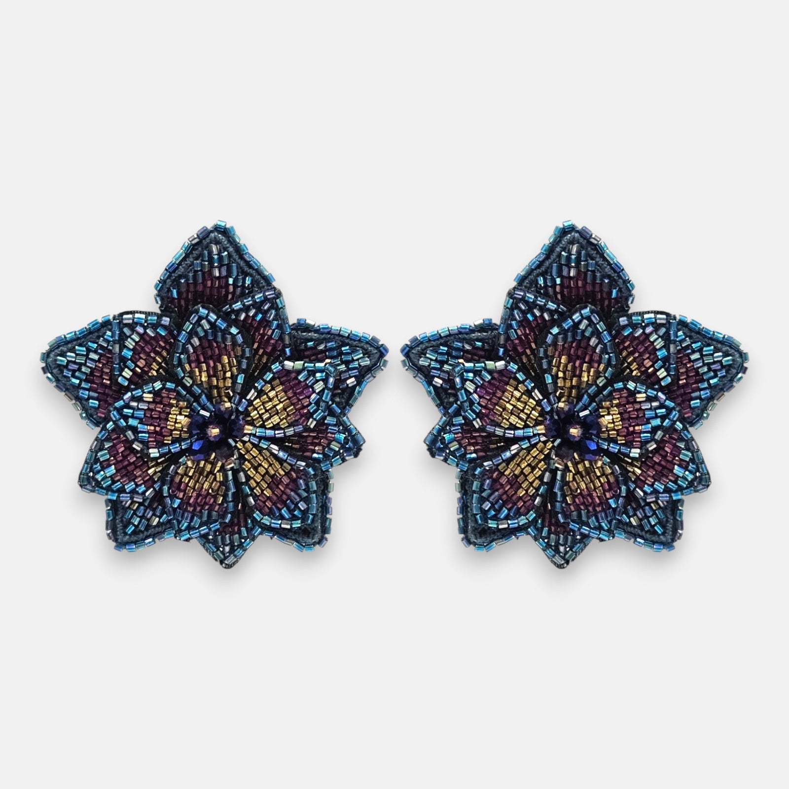 pendientes Fleur de Lotus Multicolore de Olivia Dar bordados a mano con capas de pétalos en cuentas de cristal azul metalizado, púrpura y bronce.