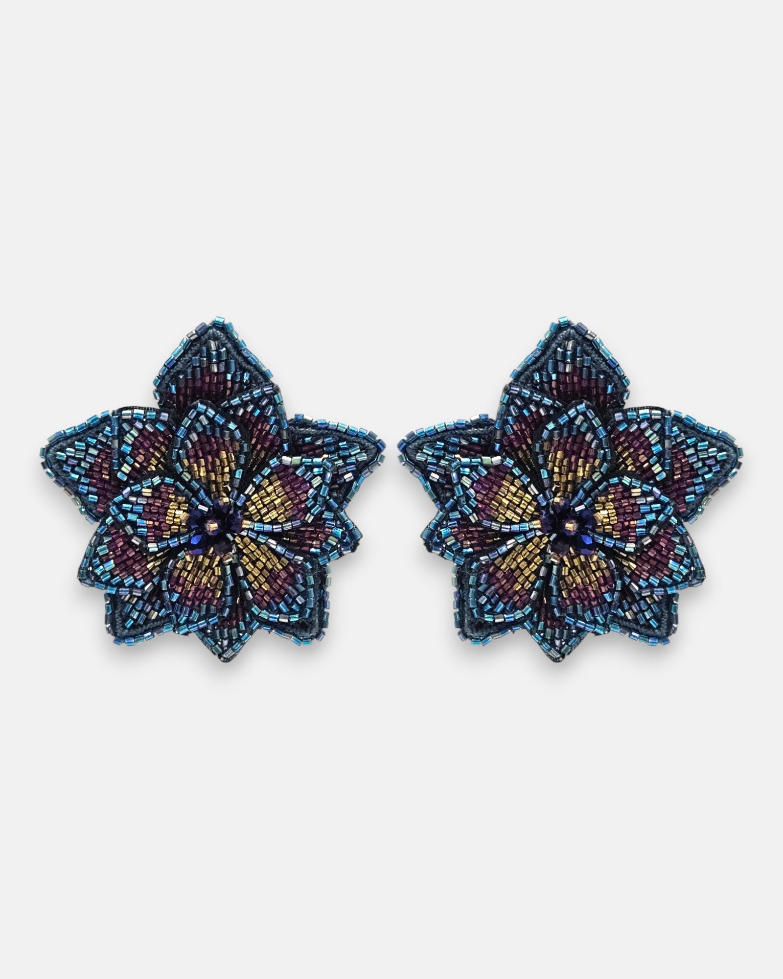 pendientes Fleur de Lotus Multicolore de Olivia Dar bordados a mano con capas de pétalos en cuentas de cristal azul metalizado, púrpura y bronce.
