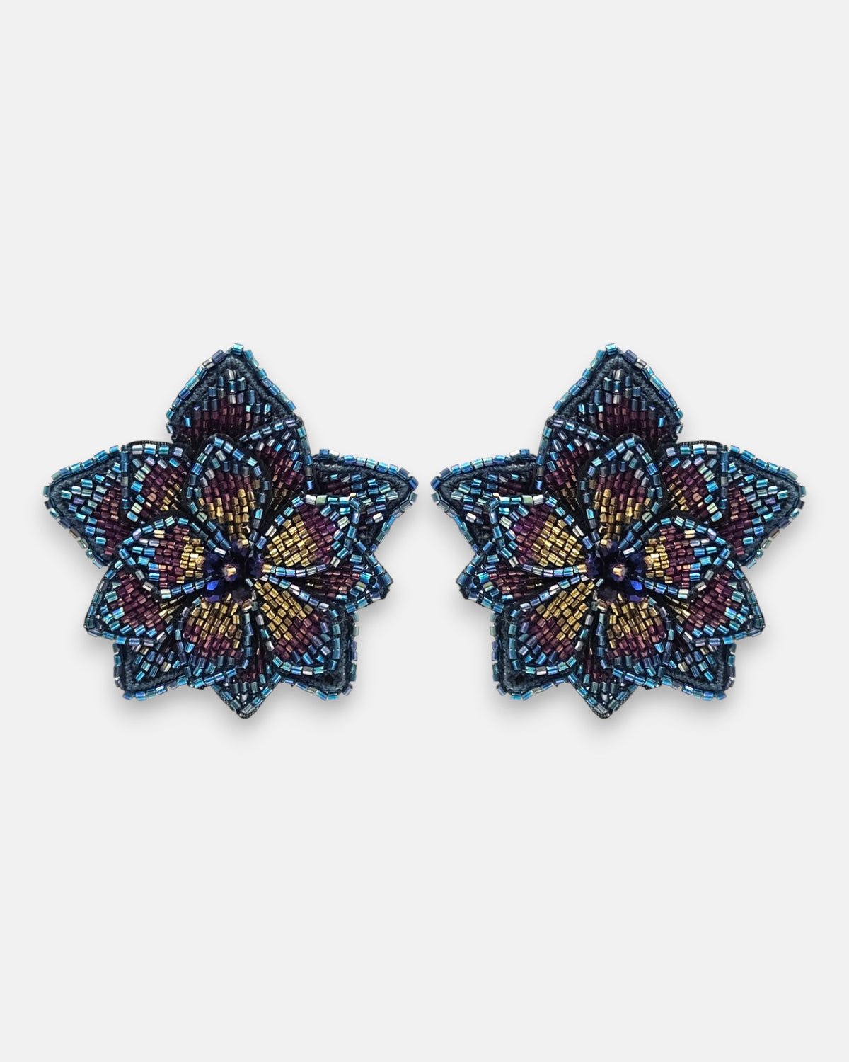 pendientes Fleur de Lotus Multicolore de Olivia Dar bordados a mano con capas de pétalos en cuentas de cristal azul metalizado, púrpura y bronce.