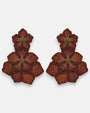 pendientes Fleur Double Marron et Bronze de Olivia Dar bordados a mano con diseño de doble flor en tonos marrón y bronce.