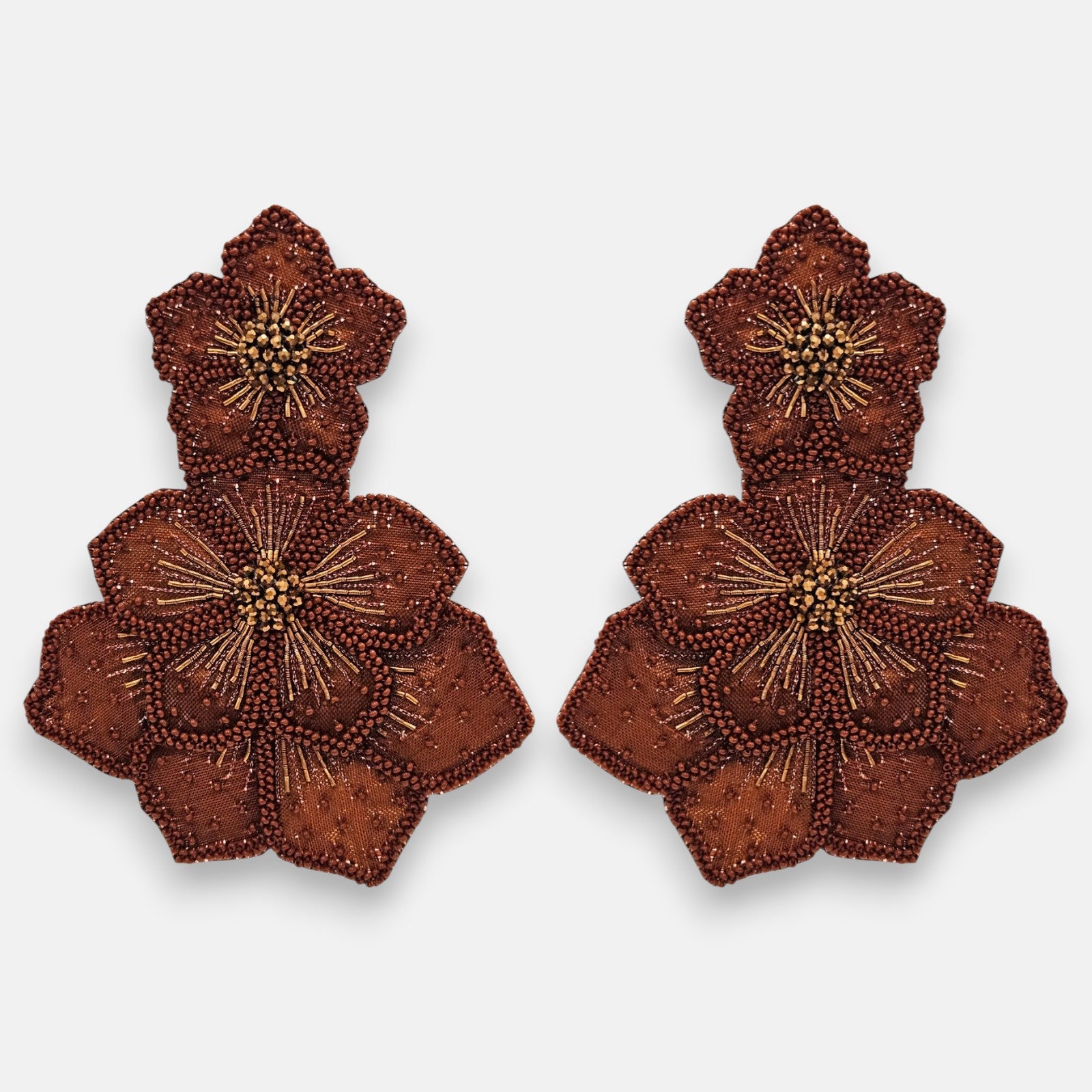 pendientes Fleur Double Marron et Bronze de Olivia Dar bordados a mano con diseño de doble flor en tonos marrón y bronce.