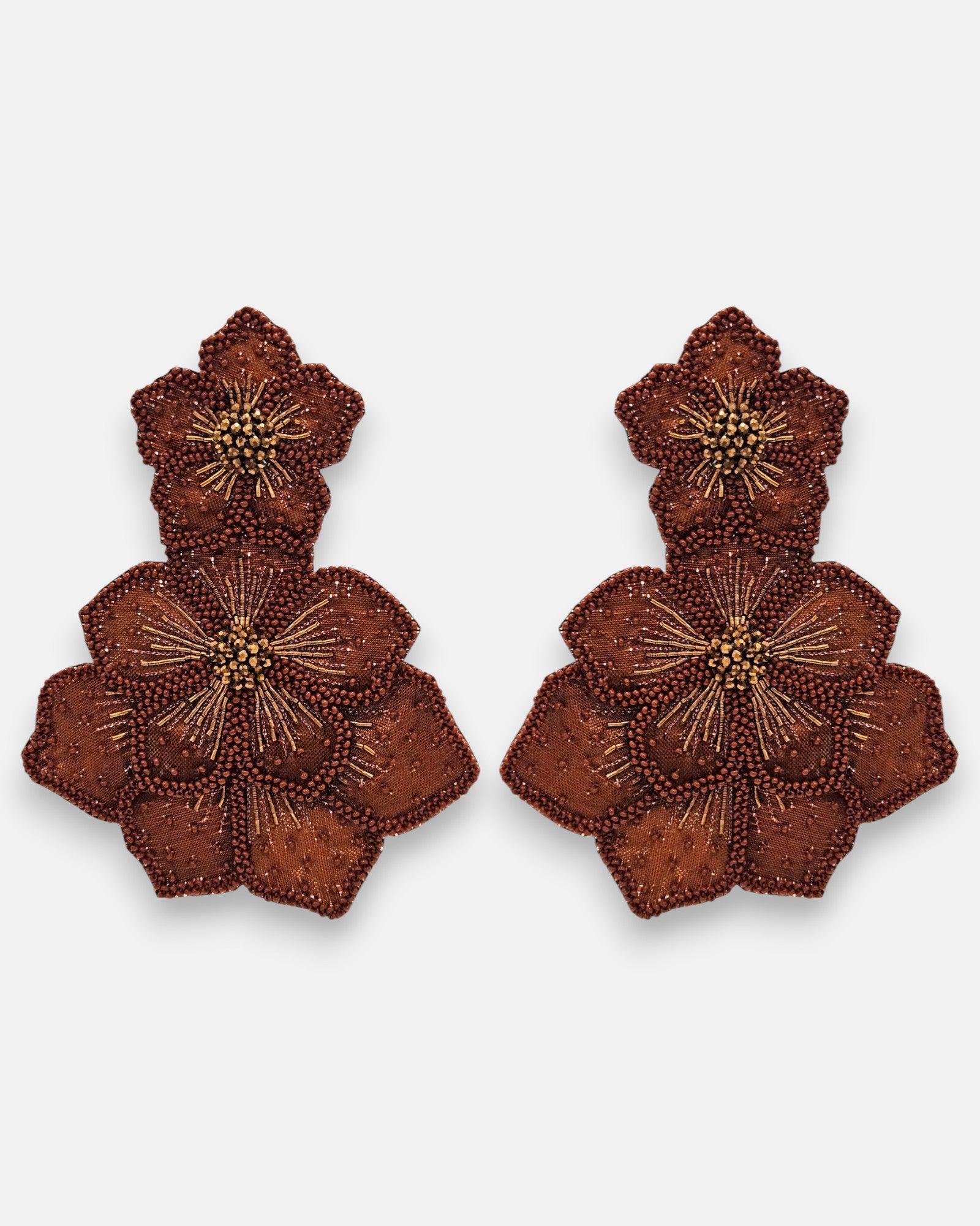 pendientes Fleur Double Marron et Bronze de Olivia Dar bordados a mano con diseño de doble flor en tonos marrón y bronce.