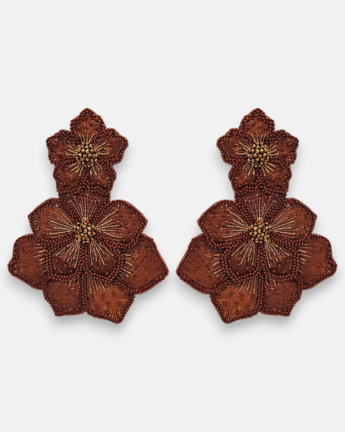 pendientes Fleur Double Marron et Bronze de Olivia Dar bordados a mano con diseño de doble flor en tonos marrón y bronce.