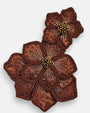 primer plano macro del pendiente Fleur Double Marron et Bronze, permitiendo apreciar el perfilado de microcuentas, los canutillos dorados y el centro de cristales faceteados.