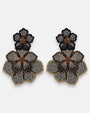 pendientes Fleur Double Noire et Dorée de Olivia Dar bordados a mano con diseño de doble flor en tonos negro, humo y dorado.