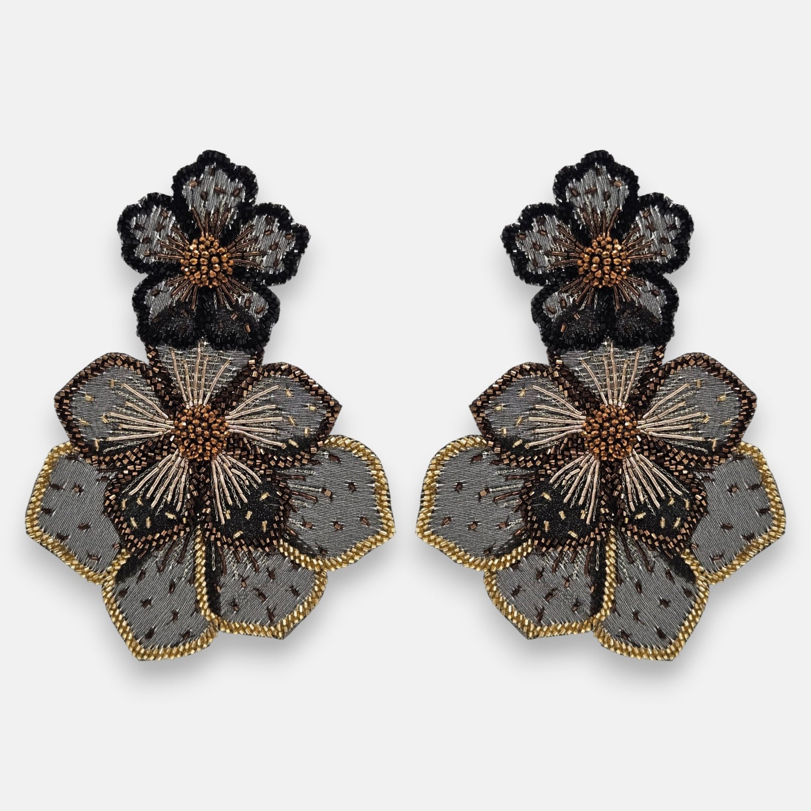 pendientes Fleur Double Noire et Dorée de Olivia Dar bordados a mano con diseño de doble flor en tonos negro, humo y dorado.