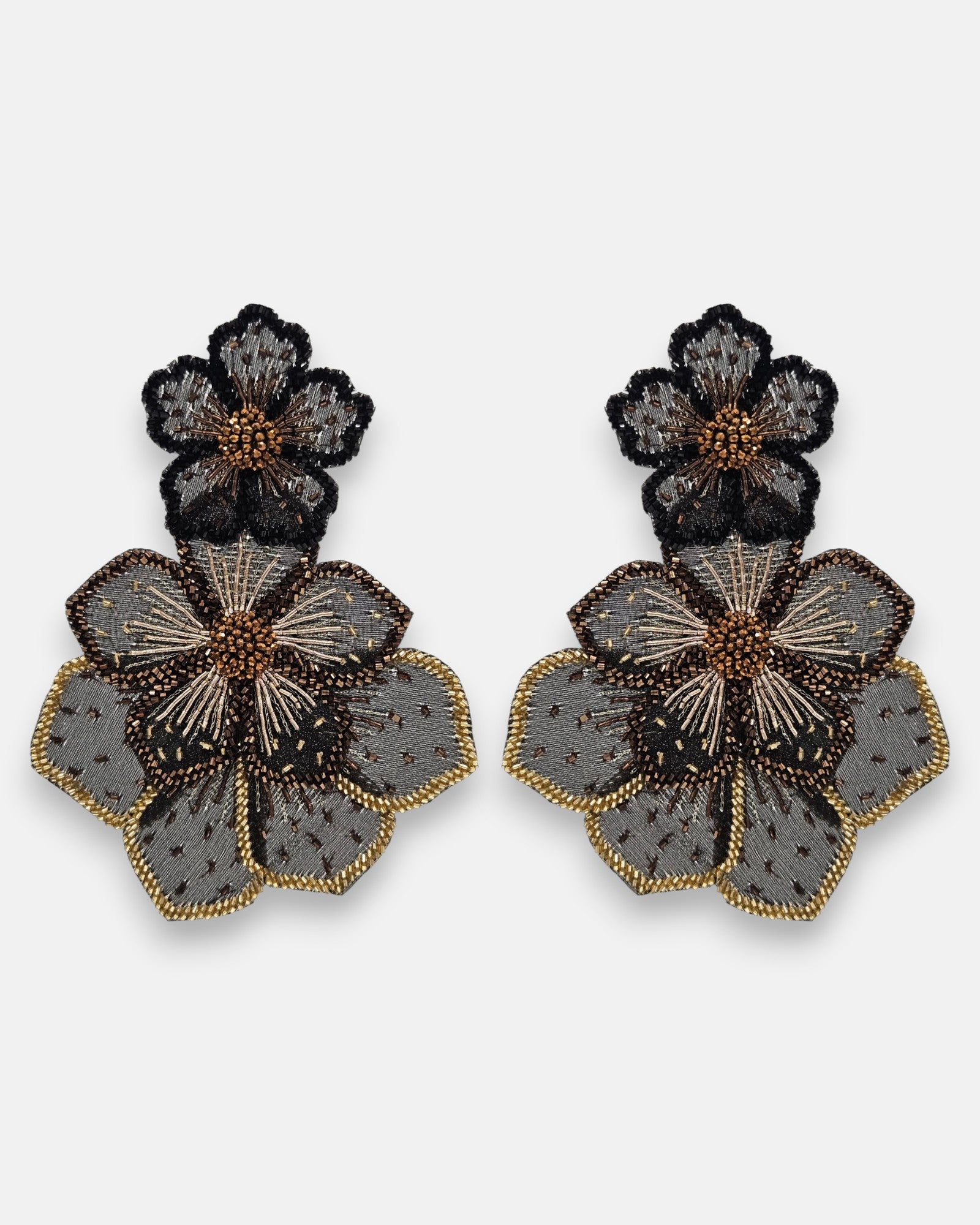 pendientes Fleur Double Noire et Dorée de Olivia Dar bordados a mano con diseño de doble flor en tonos negro, humo y dorado.