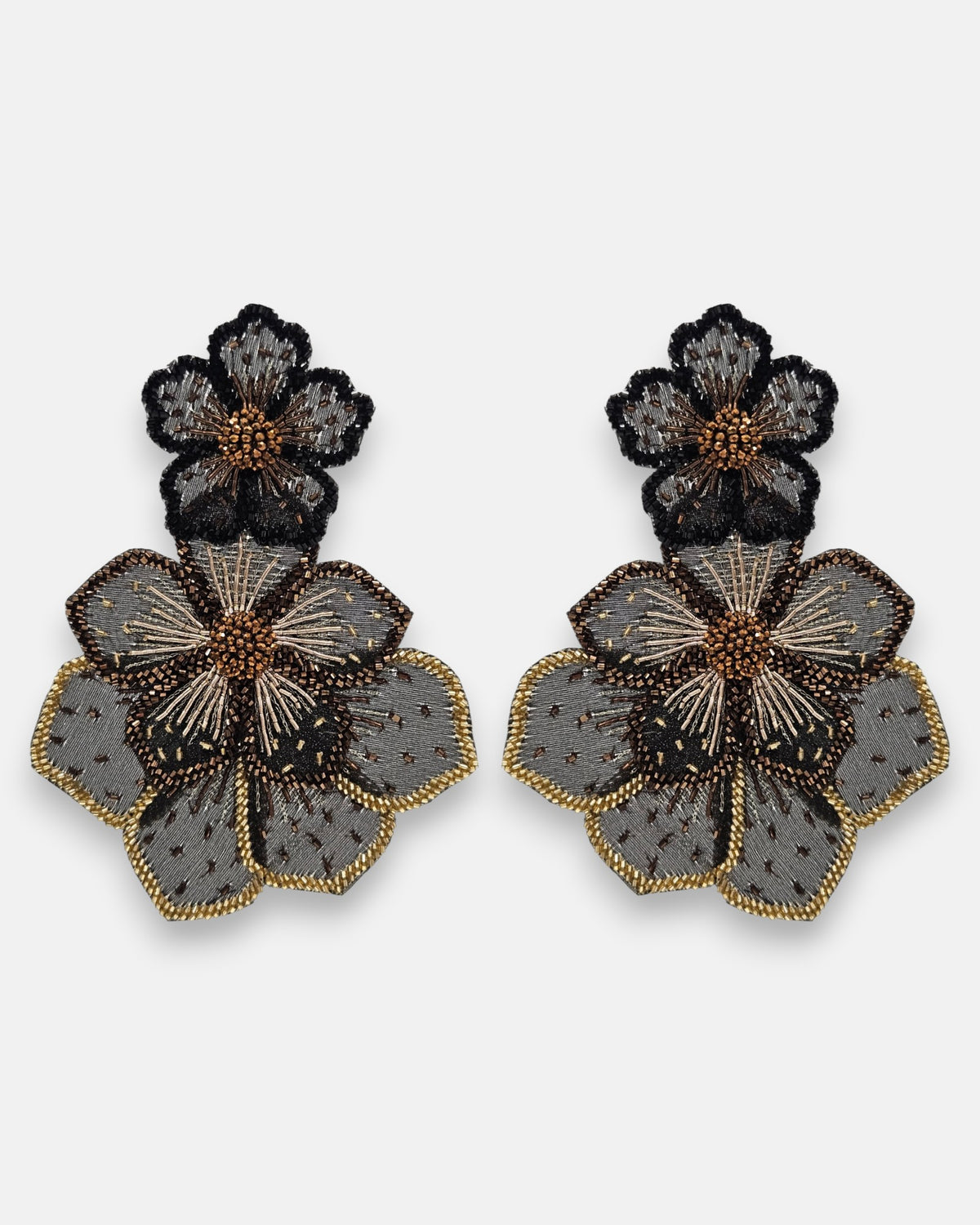 pendientes Fleur Double Noire et Dorée de Olivia Dar bordados a mano con diseño de doble flor en tonos negro, humo y dorado.