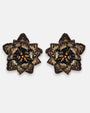 pendientes Fleur de Lotus Noir et Bronze de Olivia Dar bordados a mano con capas de pétalos en cuentas de cristal negro, bronce y oro.
