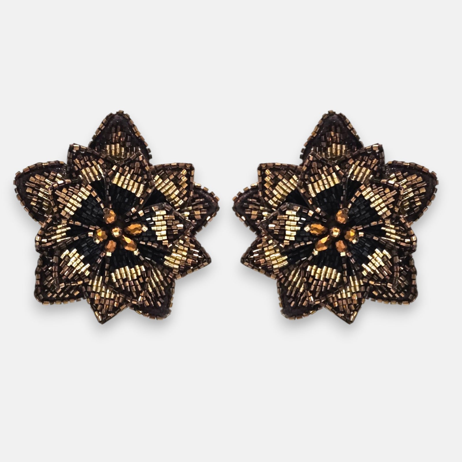 pendientes Fleur de Lotus Noir et Bronze de Olivia Dar bordados a mano con capas de pétalos en cuentas de cristal negro, bronce y oro.