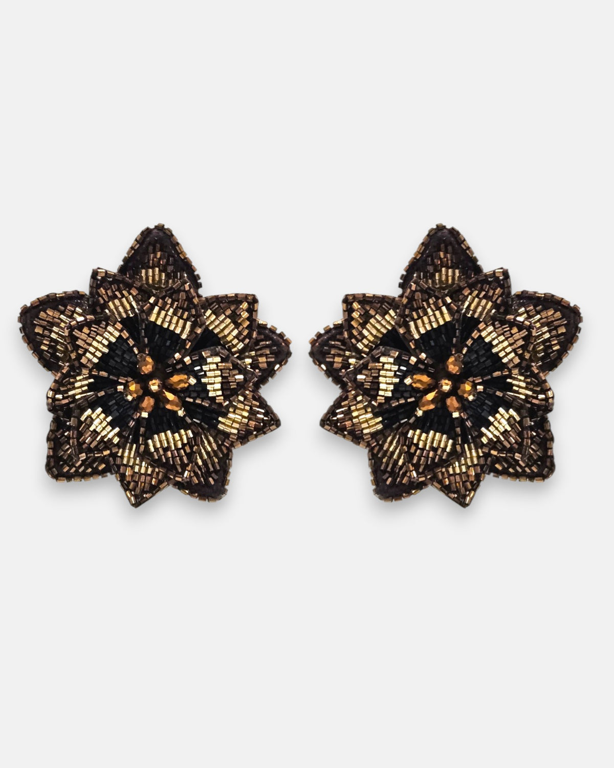 pendientes Fleur de Lotus Noir et Bronze de Olivia Dar bordados a mano con capas de pétalos en cuentas de cristal negro, bronce y oro.