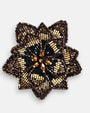 primer plano macro del pendiente Fleur de Lotus Noir et Bronze, permitiendo apreciar el trabajo artesanal de las microcuentas negras y doradas con el centro de cristales bronce.