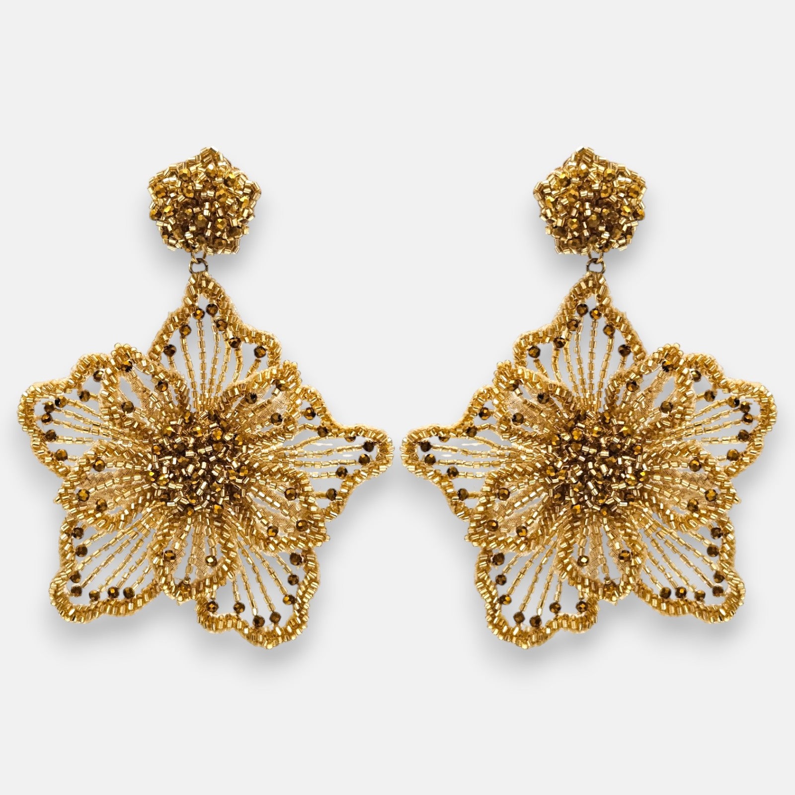 pendientes Fleur Dorée de Olivia Dar bordados a mano en microcuentas de cristal dorado y bronce.