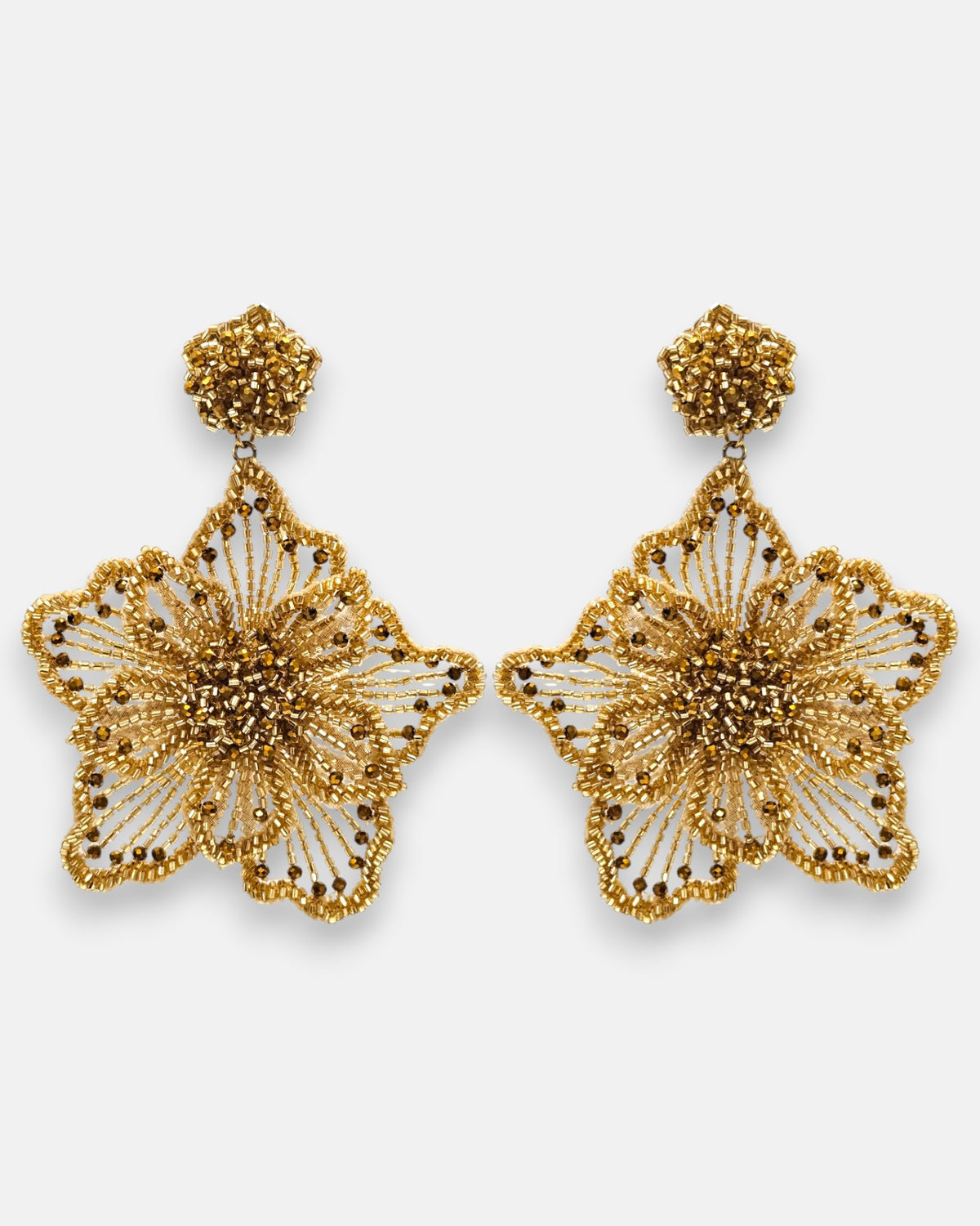 pendientes Fleur Dorée de Olivia Dar bordados a mano en microcuentas de cristal dorado y bronce.