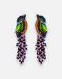 pendientes Oiseau Tropical de Olivia Dar bordados a mano con motivo de ave en verde lima, azul y cola de cristal morado.