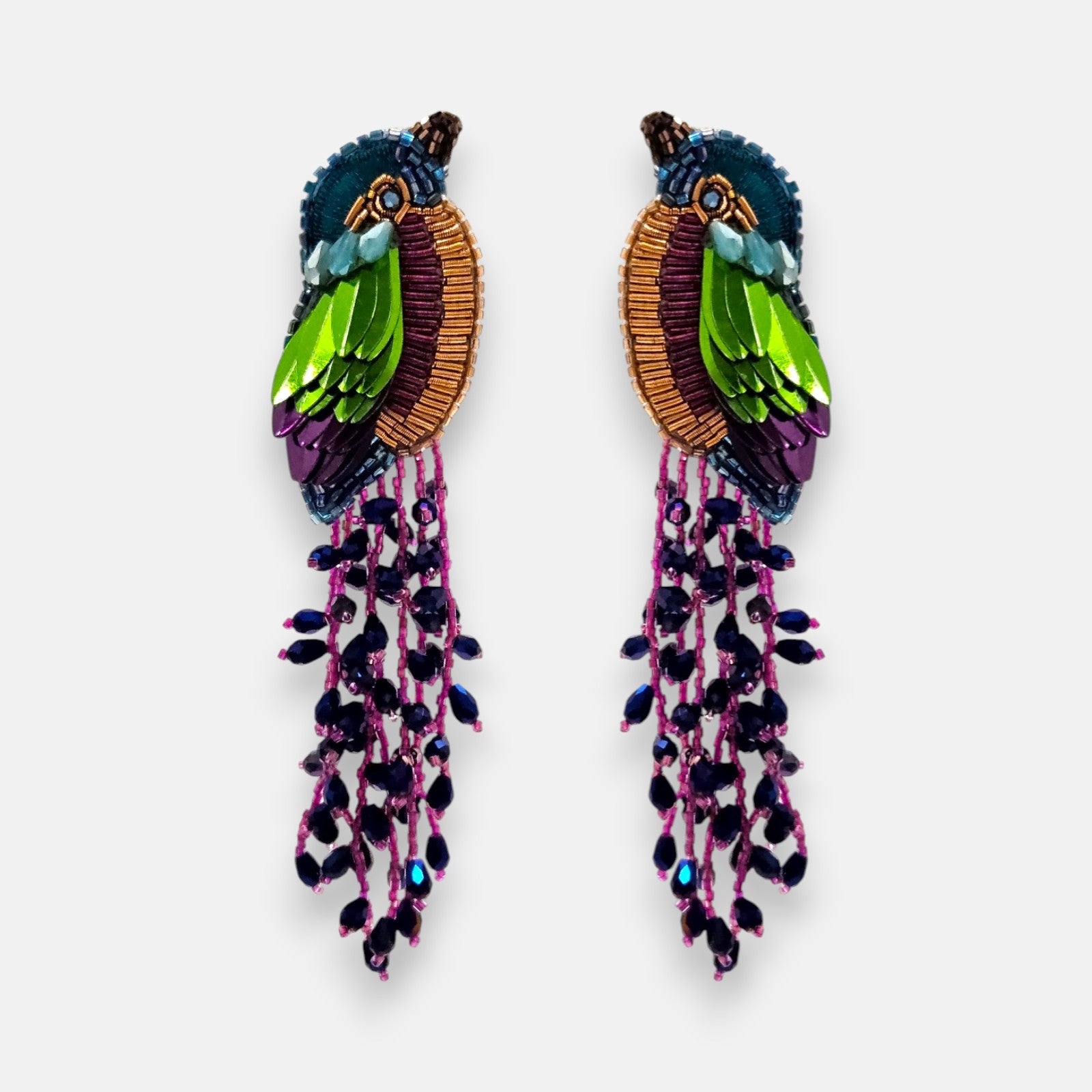 pendientes Oiseau Tropical de Olivia Dar bordados a mano con motivo de ave en verde lima, azul y cola de cristal morado.