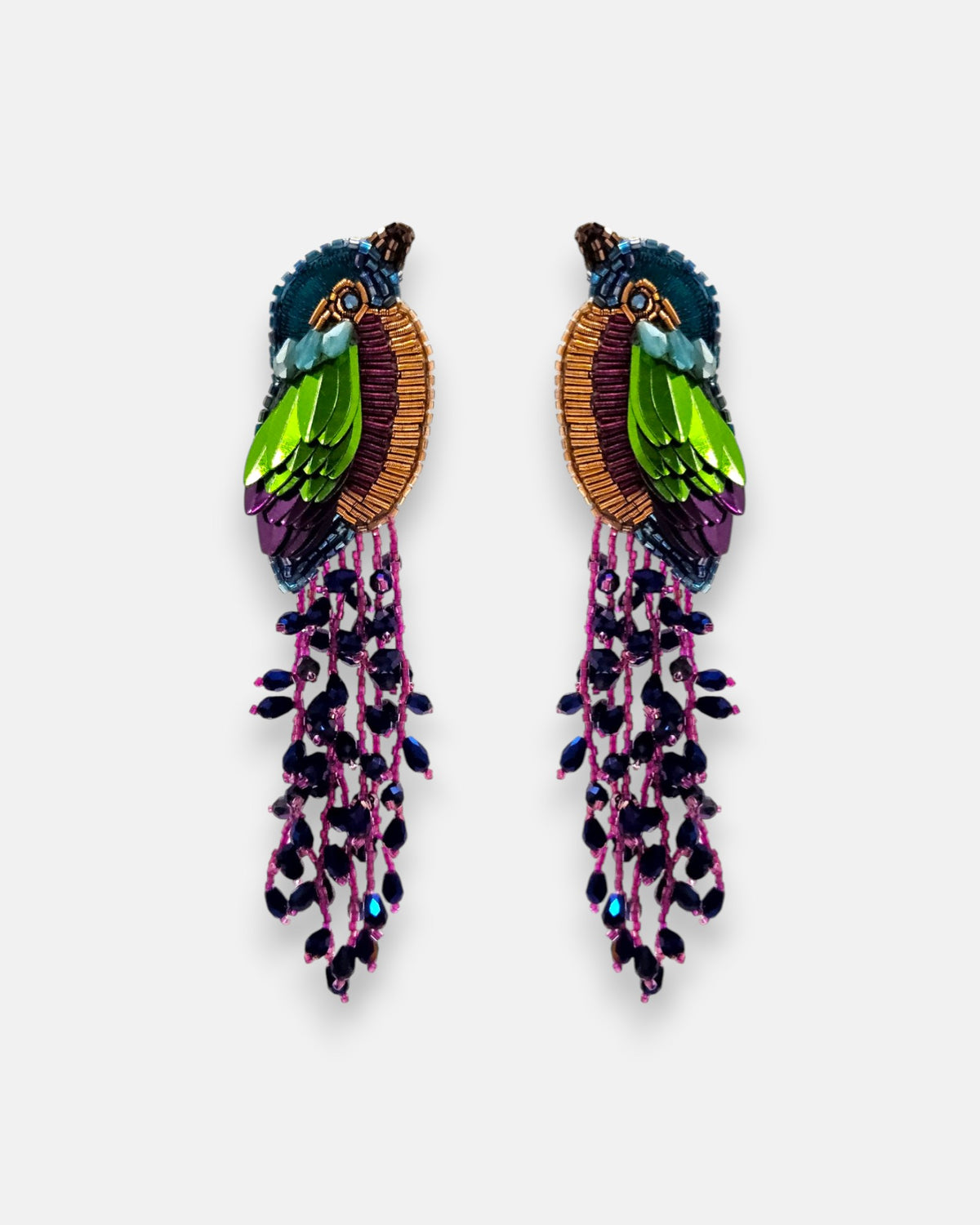 pendientes Oiseau Tropical de Olivia Dar bordados a mano con motivo de ave en verde lima, azul y cola de cristal morado.