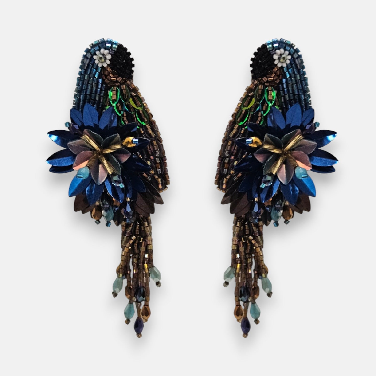 pendientes Perroquet Bleu de Olivia Dar bordados a mano en forma de ave del paraíso en tonos azul cobalto, bronce y turquesa.