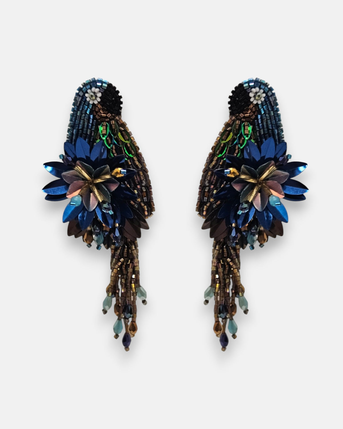 pendientes Perroquet Bleu de Olivia Dar bordados a mano en forma de ave del paraíso en tonos azul cobalto, bronce y turquesa.