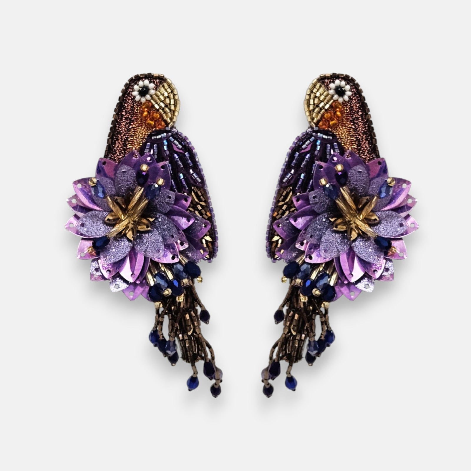 pendientes Perroquet Violet de Olivia Dar bordados a mano en forma de ave del paraíso en tonos violeta, bronce y azul noche.