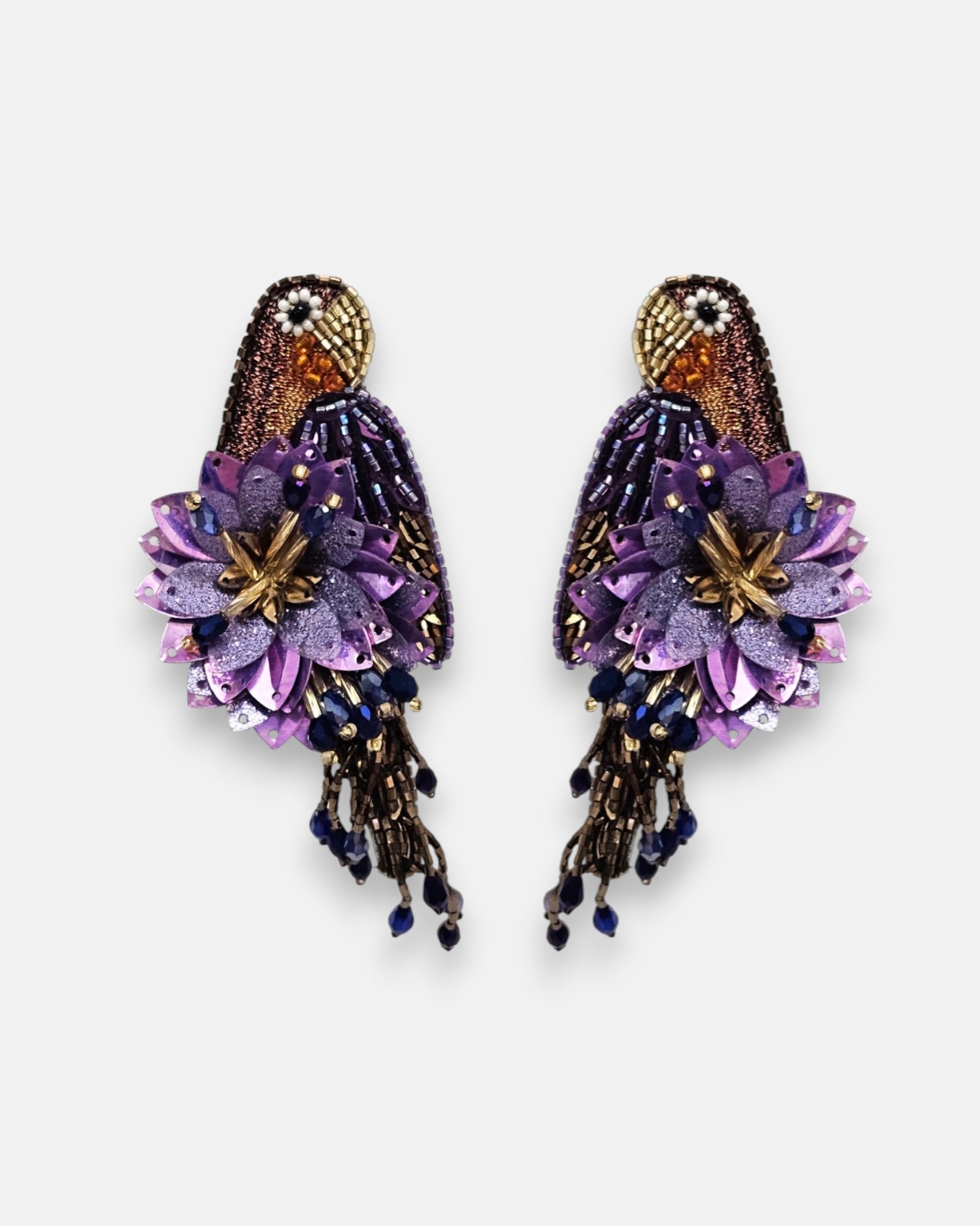 pendientes Perroquet Violet de Olivia Dar bordados a mano en forma de ave del paraíso en tonos violeta, bronce y azul noche.