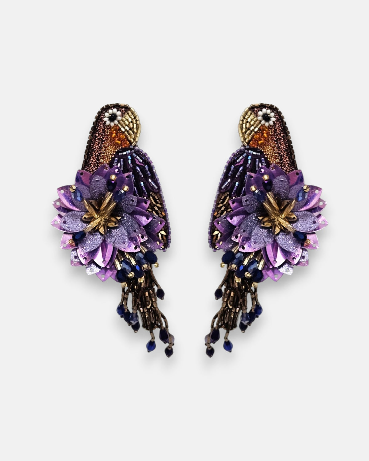 pendientes Perroquet Violet de Olivia Dar bordados a mano en forma de ave del paraíso en tonos violeta, bronce y azul noche.