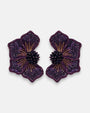 pendientes Fleur Violette de Olivia Dar bordados a mano con forma de flor en malla violeta y detalles cobrizos.