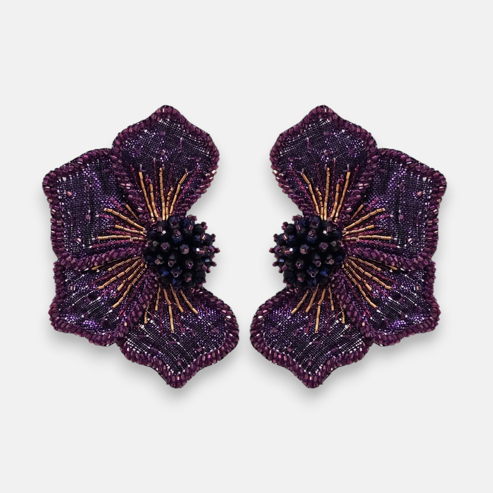 pendientes Fleur Violette de Olivia Dar bordados a mano con forma de flor en malla violeta y detalles cobrizos.