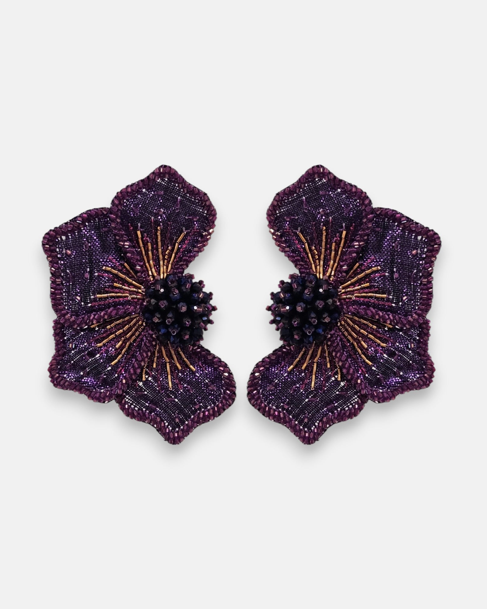 pendientes Fleur Violette de Olivia Dar bordados a mano con forma de flor en malla violeta y detalles cobrizos.