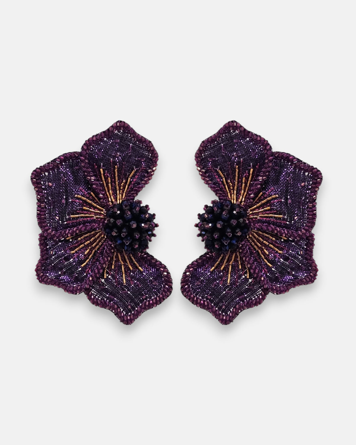 pendientes Fleur Violette de Olivia Dar bordados a mano con forma de flor en malla violeta y detalles cobrizos.